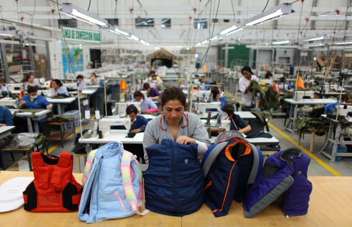 Công nhân xưởng may của"Miguel Caballero" ở Bogota, Colombia đang giới thiệu các loại áo chống đạn dành cho trẻ em